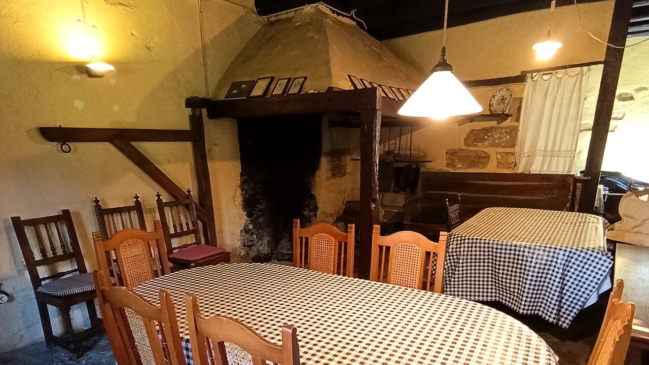 El hogar de leña - espacio con el fuego en el suelo original