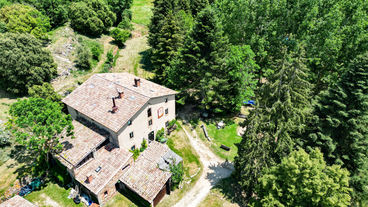 Mas Vilarmau entre abetos y los bosques del Montseny, vista de dron