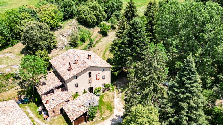 Vista aèria de Mas Vilarmau, la masia del segle XVIII envoltada de boscos del Parc Natural del Montseny