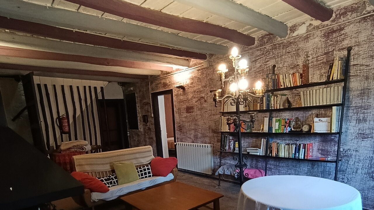 Sala de lectura con chimenea