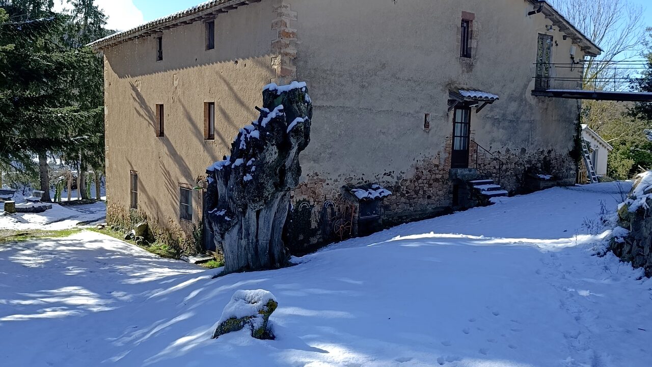 Mas Vilarmau nevada en invierno, la masía y el jardín bajo la nieve en el Montseny