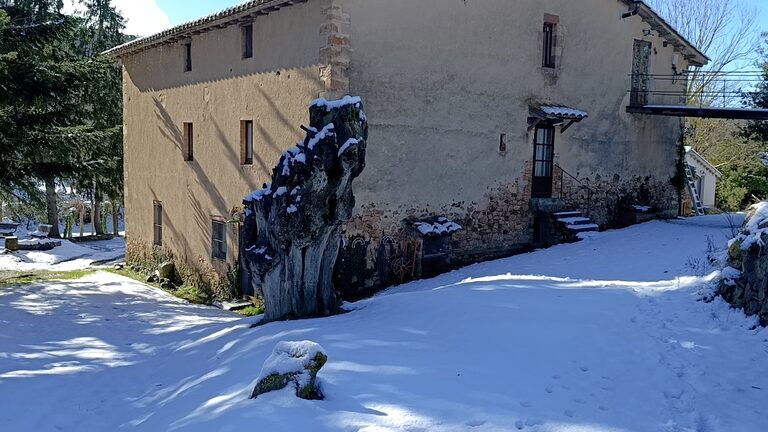 Mas Vilarmau nevada a l'hivern, la masia i el jardí sota la neu al Montseny
